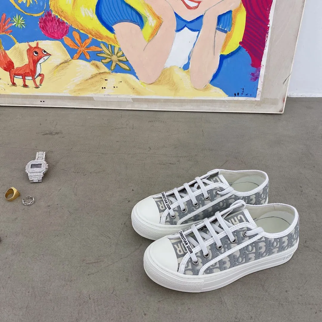 👟👟Ex-factory price 500👟👟 New arrival at D home, synchronized with the official website WALK N DIOR embroidered canvas shoes series, 100% cotton silk double-sided three-dimensional embroidery All the materials of this shoe are original molds, right down to the hardware, laces, outsole, PU midsole...the upper fabric is made of double-sided pure cotton silk three-dimensional electric embroidery. Each style looks colorful, but it does not make it difficult to match clothes. The entire series is like a piece of handicraft, unique!  ▪️Inner lining: full-grain mixed sheep and sheepskin ▪️Foot pads: same color cowhide, comfortable to the feet ▪️My last style is exactly the same as ZP, welcome to compare. My color scheme is the most complete, and the counter has a full set of packaging. Code number: 35-41